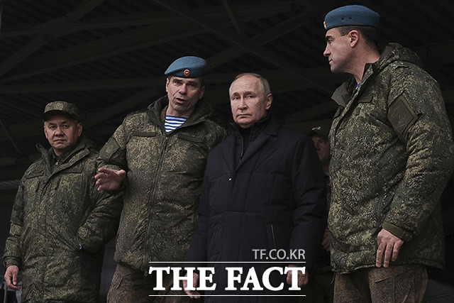 이날 푸틴 대통령은 예비군이 징집된 랴잔주의 한 훈련소를 찾아 훈련 중인 병사들을 격려하고 장비를 직접 착용해보는 등 현장 상황을 직접 점검했다. 지난달 21일 부분 징집령이 발령된 후 현재까지 러시아에서는 22만 명이 넘는 청년 예비군들이 군으로 징집됐다. /랴잔=AP.뉴시스