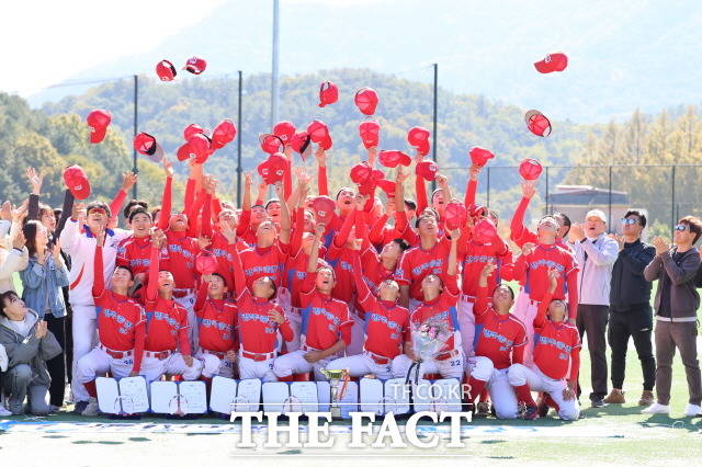 광주 충장중학교 야구부가 추계 중학교 야구대회에서 우승한 후 축하 세레머니를 펼치고 있다./충장중 제공