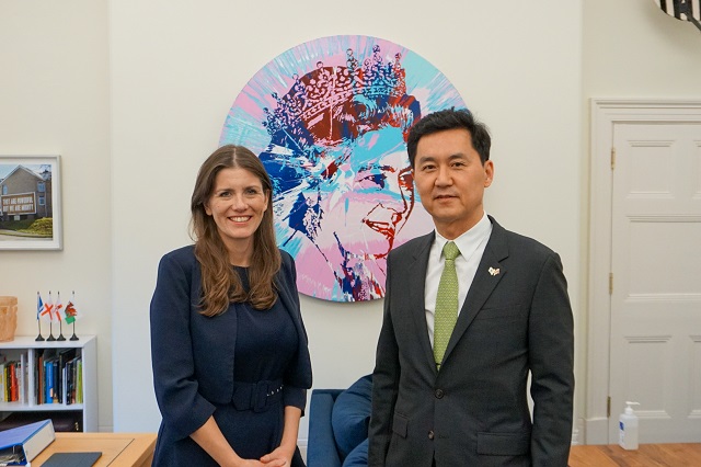 전경훈 삼성전자 네트워크사업부장 사장(오른쪽)이 20일(현지시간) 영국 런던의 정부청사에서 미셸 도넬란 영국 디지털문화미디어스포츠부 장관을 만나 부산엑스포 유치 지지를 당부했다. /영국 문화부 제공