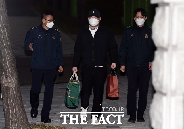 대장동 개발 특혜 의혹으로 구속 수감된 유동규(가운데) 전 성남도시개발공사 기획본부장이 20일 자정 경기 의왕 서울구치소에서 구속 만료로 석방되고 있다. /의왕=이새롬 기자