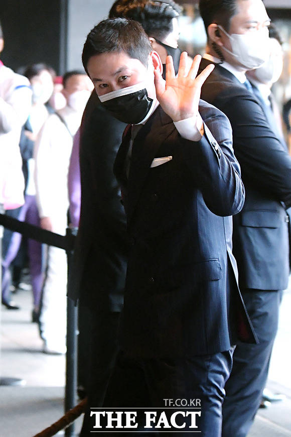 방송인 신동엽이 22일 오후 서울 중구 신라호텔에서 진행된 김연아-고우림 결혼식에 참석하고 있다. /이선화 기자