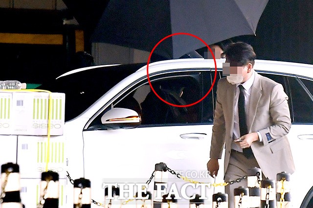 피겨여왕 김연아와 가수 고우림의 비공개 결혼식이 22일 오후 서울 중구 신라호텔에서 열린 가운데 식장에 도착한 신랑 고우림이 철통 경호를 받으며 차에서 내리고 있다. /이선화 기자