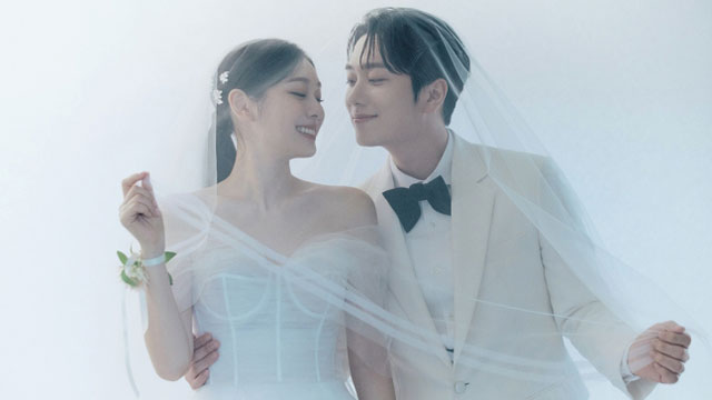 결혼식에 앞서 공개된 웨딩 사진에서 김연아가 순백의 웨딩드레스를 입고 행복한 미소를 짓고 있다. /올댓스포츠 제공