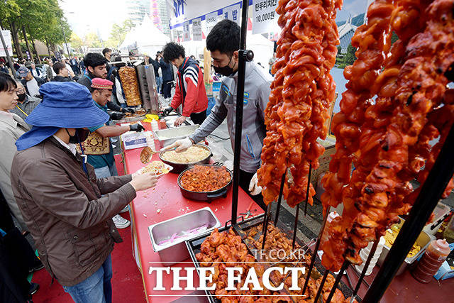 23일 오후 서울 중구 시청광장 및 쳥계천로 일대에서 열린 서울세계도시문화축제에서 시민들이 각국의 음식들을 맛보고 있다. /이선화 기자