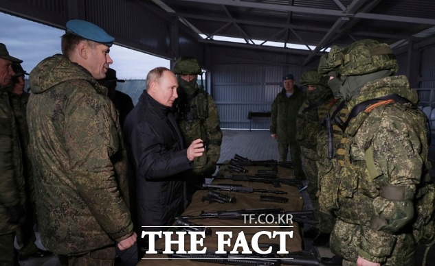 블라디미르 푸틴 러시아 대통령이 20일(현지시간) 러시아 중부 랴잔주의 예비군 훈련소를 방문해 예비군들과 얘기를 나누고 있다. /랴잔=AP.뉴시스