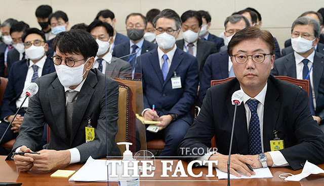 의원 질의듣는 홍은택 카카오 대표이사(왼쪽)와 박성하 SK C&C 대표이사.
