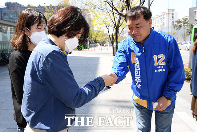 2020년 4.15 총선을 앞두고 황희석(오른쪽) 당시 열린민주당 후보가 서울 영등포 여의도역 앞에서 시민들에게 지지를 호소하고 있다./임영무 기자
