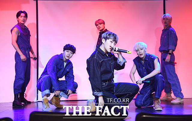 그룹 에이블루가 24일 오후 서울 마포구 윤형빈 소극장에서 열린 데뷔 쇼케이스에 참석해 화려한 무대를 펼치고 있다. /이동률 기자