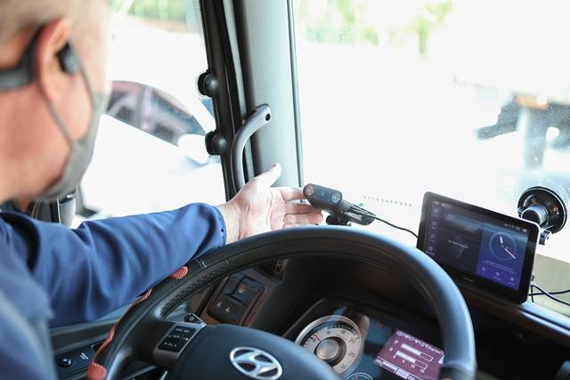 택배물류 종사자의 졸음운전 사고 예방을 위해 화물차량에 설치된 졸음 단말기 모습. /한진 제공