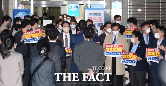 검찰이 민주연구원 압수수색을 시도한 지난 19일 더불어민주당 의원들이 서울 여의도 더불어민주당사 앞에서 항의 손 피켓을 들고 있다./이새롬 기자