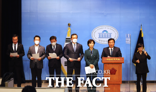 더불어민주당 광주시당은 24일 기자회견문을 통해 검찰의 민주당 중앙당사 8층에 대해 기습적 압수수색을 한 것에 대해 검찰의 침입이라고 규정하며 제1야당에 대한 탄압을 멈추지 않을 경우 정국이 한 치 앞도 내다볼 수 없는 혼돈상황이 될 것이라며 강력 경고했다./ 더불어민주당 광주시당 제공