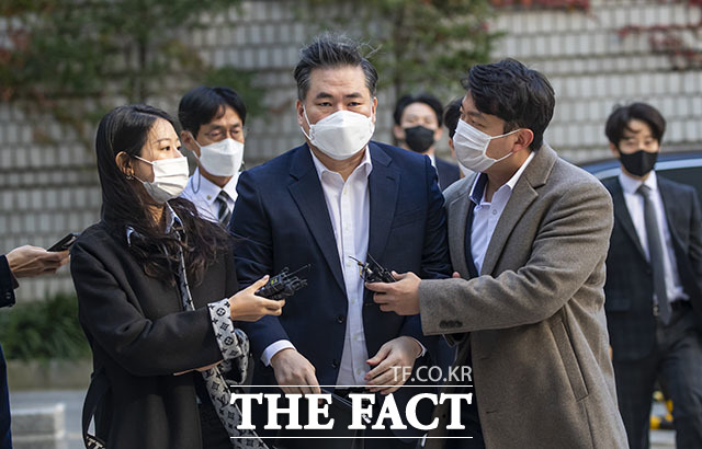 유동규 전 성남도시개발공사 본부장(가운데)이 24일 대장동 특혜 비리 관련 재판을 받기위해 서울 서초구 서울중앙지방법원에 출석하고 있다. /남윤호 기자