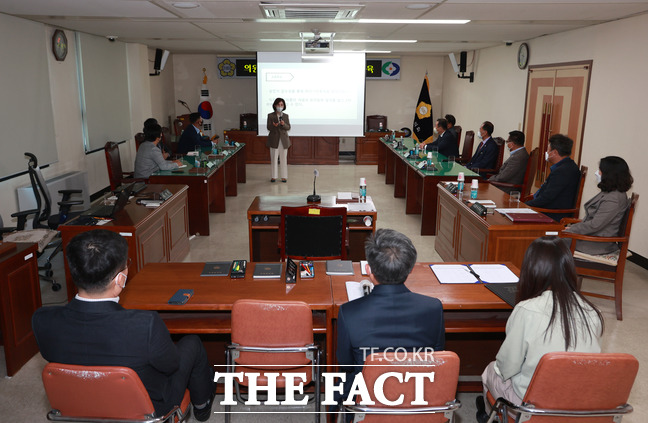 충북 영동군의회는 24일 군의회 의원과 5급 이상 고위직 공무원을 대상으로 4대 폭력 예방 및 부패 방지 교육을 했다. /영동군의회.