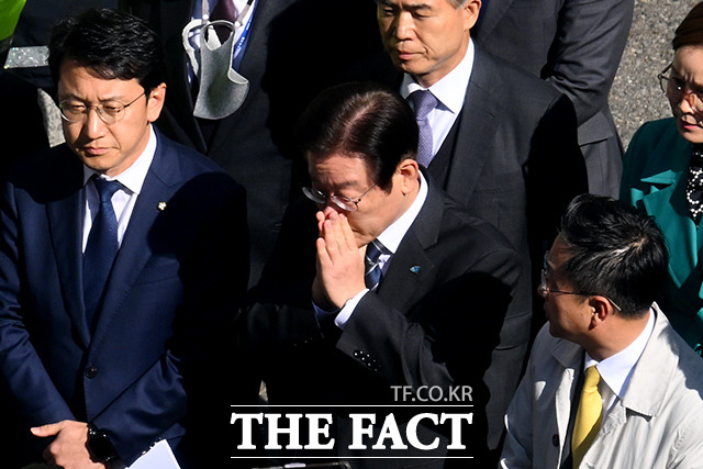 정진상 당대표 정무조정실장은 24일 입장문을 내고 혐의를 전면 부인했다. 이날 오전 서울 영등포구 여의도 민주당사에 들어가기 전 취재진을 만나 입장을 밝히고 있느 이재명 민주당 대표. /이선화 기자