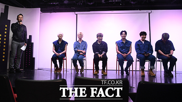 개그맨 윤형빈(왼쪽)이 24일 오후 서울 마포구 윤형빈 소극장에서 열린 그룹 에이블루 데뷔 쇼케이스에 참석해 멤버들을 소개하고 있다.