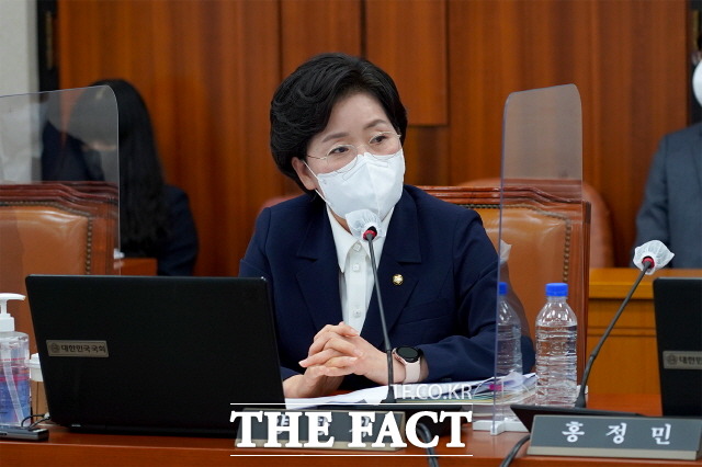 양향자 의원(광주 서구 을)이 매립장 설치 의무 불이행으로 산업단지 폐기물 62%가 민간으로 흘러들어가고 있다고 지적하며 설치의무를 강화하는 입법이 시급하다고 강조했다./더팩트 DB