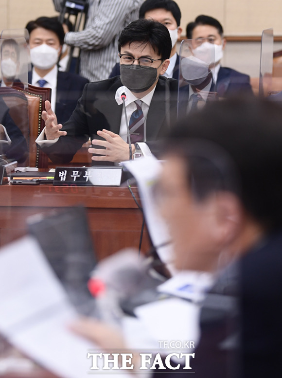 한 장관이 이날 김 의원이 제기한 술자리 질의 관련해 답하고 있다.