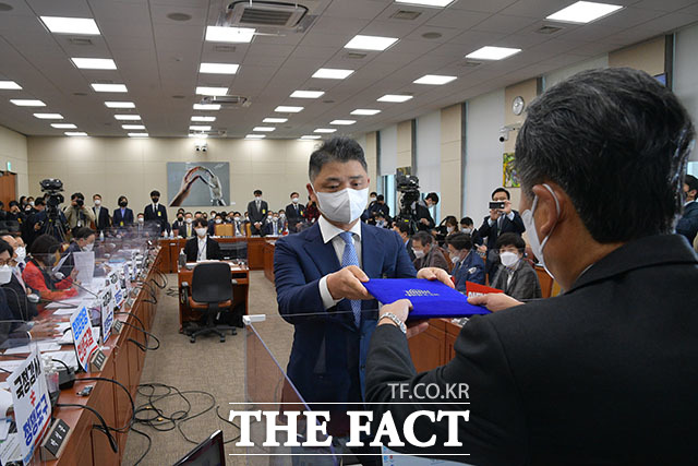 김범수 센터장이 정청래 위원장(오른쪽)에게 선서문을 제출하고 있다.