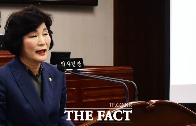 이영란 순천시의원이 24일 임시회 시정질문에 나서 버스환승센터와 차고지 사업의 문제점을 지적하고 있다. /독자 제공