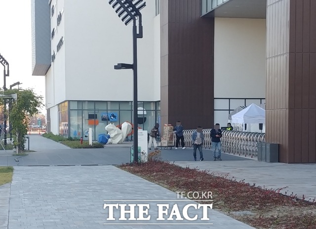 25일 대전 유성구 용산동 현대프리미엄아울렛 대전점에서 관계자들이 수레에 물품을 싣고 이동하고 있다. / 대전=라안일 기자