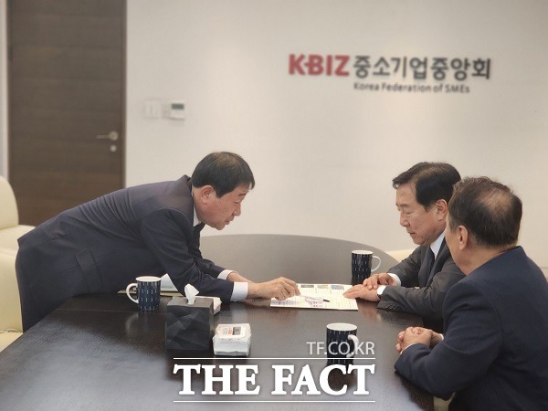 이재영 충북 증평군수가 지역 내 유망 중소기업 유치를 위해 ‘영업맨’을 자처하고 나섰다. /증평군.