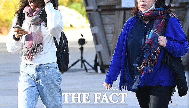 수요일인 26일은 출근길 쌀쌀한 날씨가 이어지겠다. 낮부터는 기온이 올라 완연한 가을 날씨를 보이겠다./이동률 기자