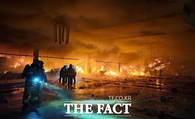 매천시장에서 불이 나 소방대원들이 화재를 진화하고 있다. /대구소방안전본부 제공