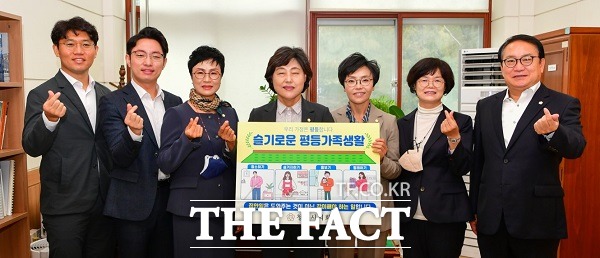 충북 청주시의회 복지교육위원회는 25일 가족친화 환경 조성을 위한 SNS 챌린지에 참여했다. /청주시의회.
