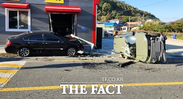 충남 금산에서 외국인 유학생이 몰던 승용차가 인도로 돌진해 초등학생 4명이 다쳤다. / 금산소방서 제공