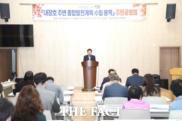 이학수 시장은 “내장호와 그 주변의 수려한 자연환경을 훼손하지 않으면서 시민과 관광객이 즐길 수 있는 발전계획을 수립해야 한다”며 “어느 한쪽에 치우침 없이 조화로운 발전을 도모할 수 있도록 최선을 다할 것”이라고 말했다. / 정읍시 제공