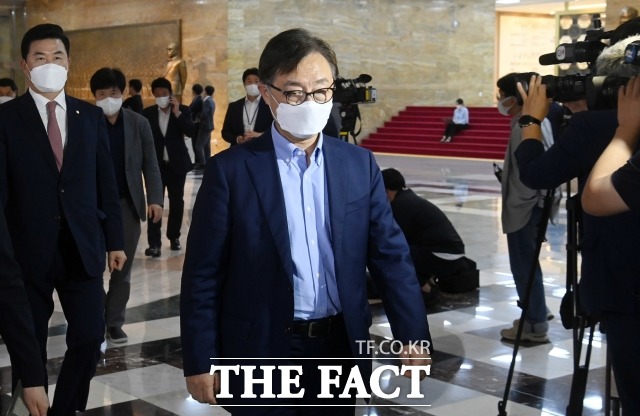 20대 대선 당시 선거기간이 아닌데 마이크를 들고 선거운동을 한 혐의로 기소된 최재형(사진) 국민의힘 의원에 대해 검찰이 벌금 80만 원을 구형했다. /이새롬 기자