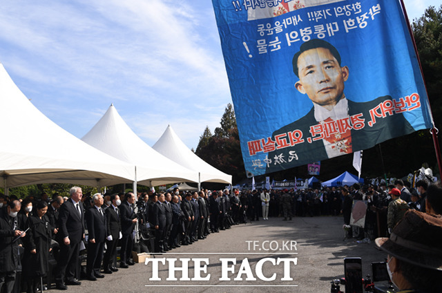 26일 서울 동작구 국립현충원에서 박정희 전 대통령 43주기 추도식이 열린 가운데, 참석자들이 묵념을 하고 있다.