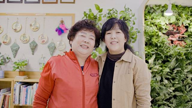 3대가 함께 39년간 무연고 독거노인, 요보호 아동 등 어려운 이웃을 위해 선행을 이어온 이이순 씨(왼쪽)와 딸 김현미 씨가 LG 의인상을 받았다. /LG 제공