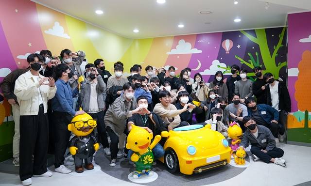 게더링 행사에 참여한 에쓰오일 신입사원들이 기념 촬영을 하고 있다. /에쓰오일 제공