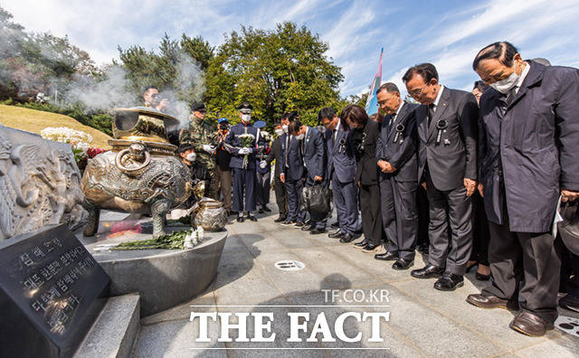 26일 서울 동작구 국립현충원에서 박정희 전 대통령 43주기 추도식이 열린 가운데, 참석자들이 박 전 대통령 묘역에 참배하고 있다.