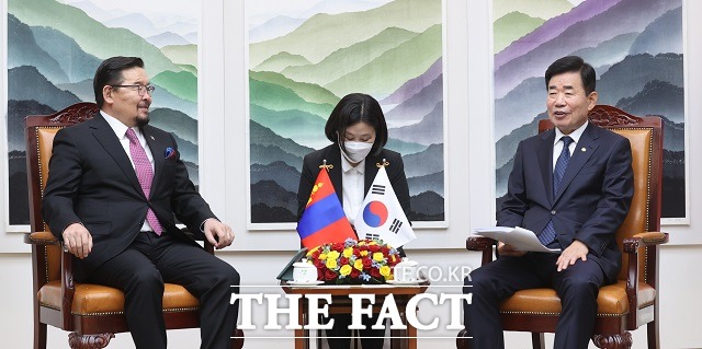 김진표(오른쪽) 국회의장이 26일 서울 여의도 국회에서 잔당샤타르 몽골 국회의장과 회담을 하고 있다. /국회의장실 제공