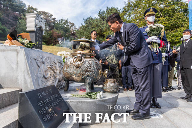 김문수 경사노위원장이 박 전 대통령 묘역에 분향하고 있다.