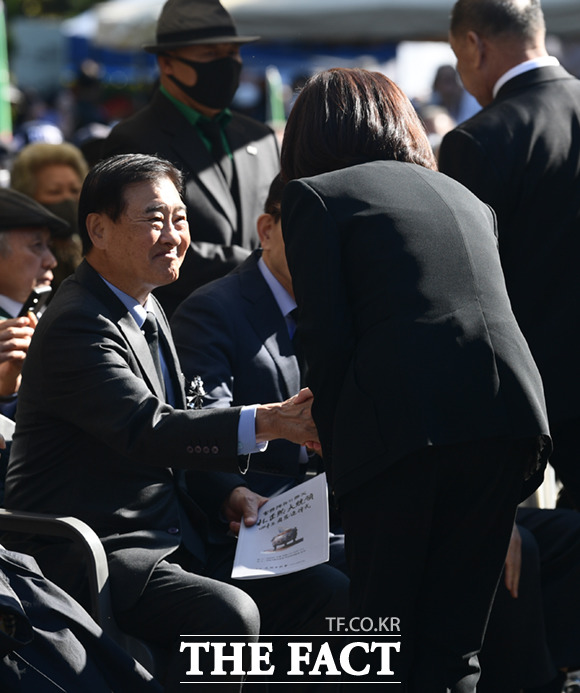 강창희 전 국회의장(왼쪽)이 나경원 부위원장과 인사하고 있다.