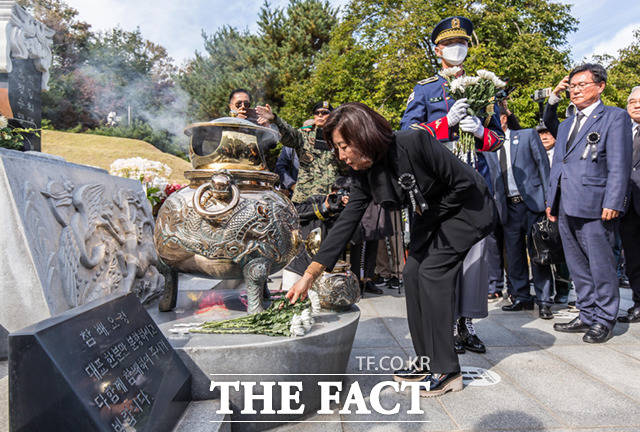 나경원 부위원장이 박 전 대통령 묘역에 헌화하고 있다.