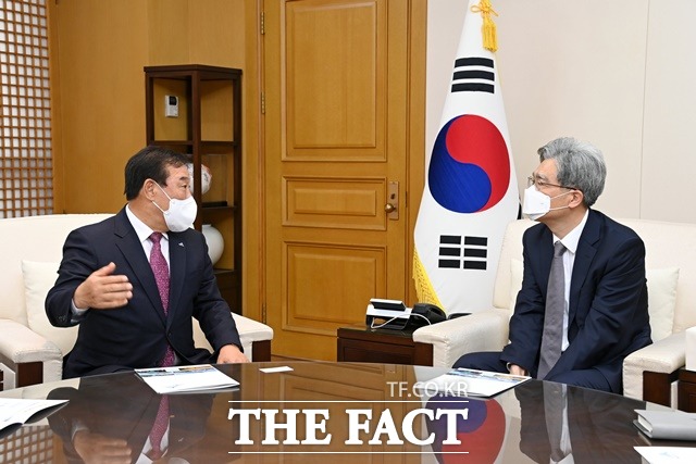 최민호 세종시장(왼쪽)이 27일 법원행정처를 방문해 김상환 법원행정처장(오른쪽)과 만나 세종지방법원과 행정법원 설치 당위성을 설명하고 있다. / 세종시 제공