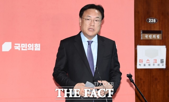 정진석 국민의힘 비상대책위원장은 27일 오전 국회에서 열린 당 비대위 회의에서 더불어민주당은 이재명 방탄의 시간에서 민생의 시간으로 돌아오기 바란다며 따지고 보면 민주당은 당과 무관했던 이 대표와 그 측근들의 과거 개인비리 범죄 혐의를 감싸 도는 셈이라고 비판했다. / 이새롬 기자