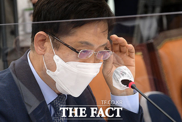 김주현 금융위원장이 무주택자 주택담보대출비율(LTV)을 50%로 완화하겠다고 27일 밝혔다. /더팩트 DB