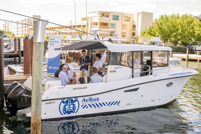 HD현대의 선박 자율운항 전문 회사 아키버스가 미국에서 열린 포트로더데일(Fort Lauderdale International Boat Show) 선박 박람회에서 자율운항 보트인 뉴보트(NeuBoat)를 선보이고 있다. /아키버스 제공