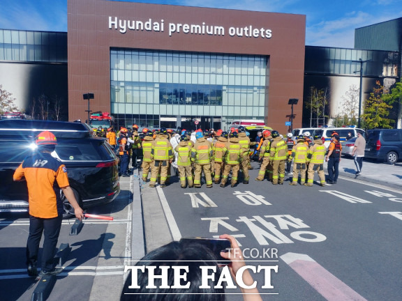 대전 현대아울렛 화재 사고 실종자 4명 중 1명이 구급차에 옮겨지고 있다. / 대전=라안일 기자