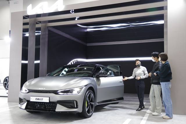 2022 대구 국제 미래모빌리티엑스포 기아관에서 관람객들이 전시된 EV6 GT 모델을 구경하고 있다. /기아 제공