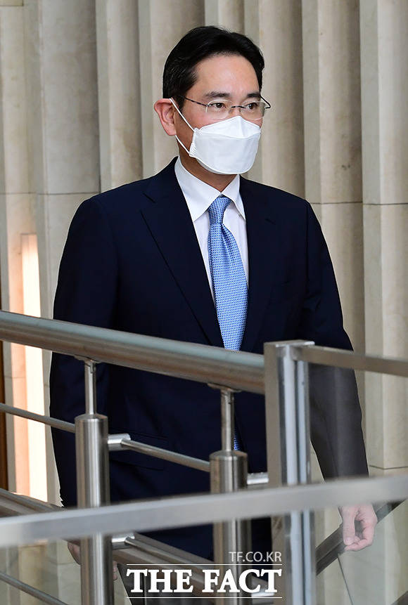 27일 오전 10시 52분 현재 삼성전자는 전일대비 1.01%(600원) 상승한 6만 원에 거래 중이다. 업계는 삼성전자가 이재용 회장 취임과 함께 인적 쇄신과 공격적 M&A 등이 이어질 것으로 예상하고 있다. /더팩트 DB