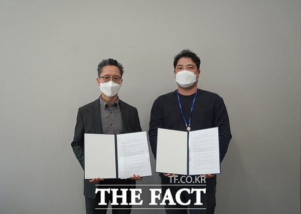 이광욱(왼쪽) 오송첨단의료산업진흥재단 첨단의료기기개발지원센터장과 이노올쏘 이정길 대표가 27일 1등급 의료기기인 ‘외과용 다각 잠김 나사 제거 장치’ 전 공정 위탁 생산 계약을 체결했다. /오송첨단의료산업진흥재단.