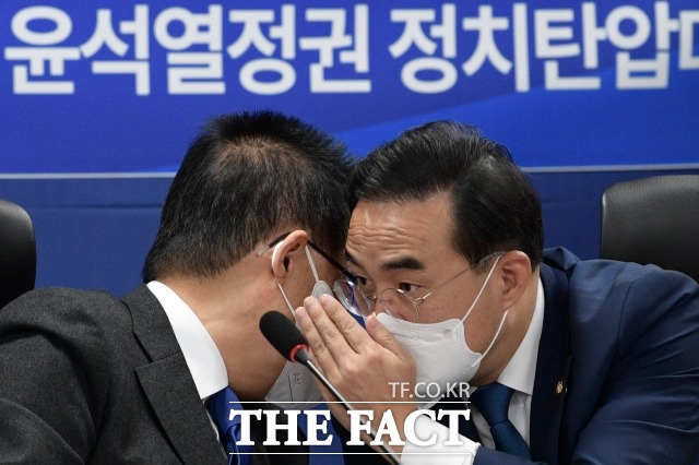 박홍근 더불어민주당 원내대표가 27일 국민의힘 몫 국회부의장직 선출이 본회의에서 미뤄진 것을 두고 당신들(국민의힘)이 더 잘 알 것이라며 강한 항의 의사를 밝혔다. /남윤호 기자