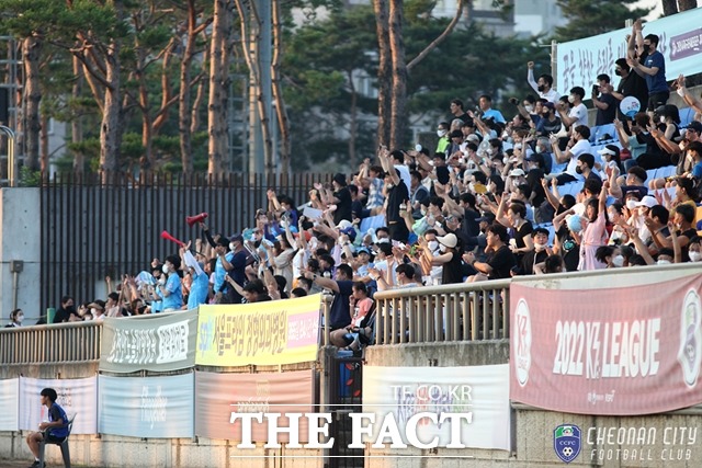 천안시축구단을 응원하는 홈팬들의 모습. / 천안시축구단 제공