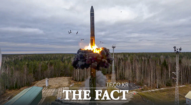 26일(현지시간) 러시아 북서부의 플레세츠크 우주 기지에서 야르스 대륙간 탄도미사일(ICBM)이 시험 발사되고 있다. /플레세츠크=AP.뉴시스